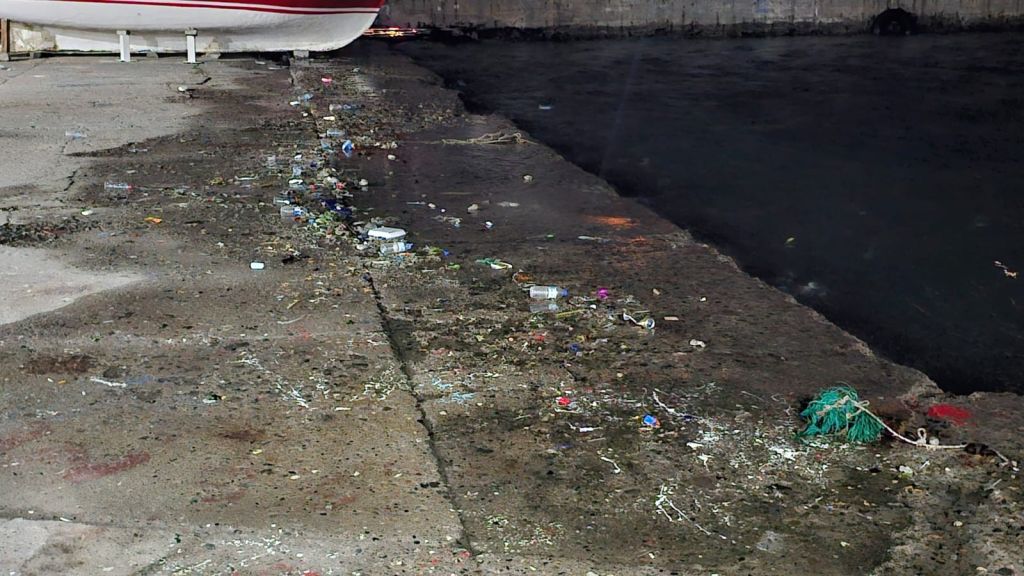 Bandırma’da Lodos Sonrası Çevre Felaketi: Denizden Çöp Fışkırdı AW509540 06 - Marmara Bölge Gazetesi