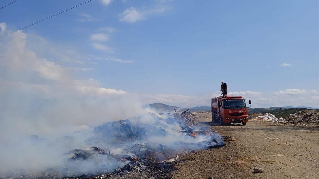 Edremit Emin Kuyu mevkisindeki çöplük alanda çıkan yangın, itfaiye ekiplerinin