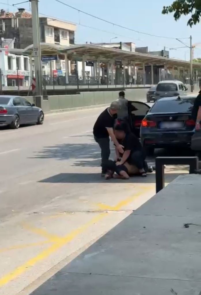 Eski Kocasını Cadde Ortasında Evire Çevire Dövdü! AW511808 03 - Marmara Bölge Gazetesi