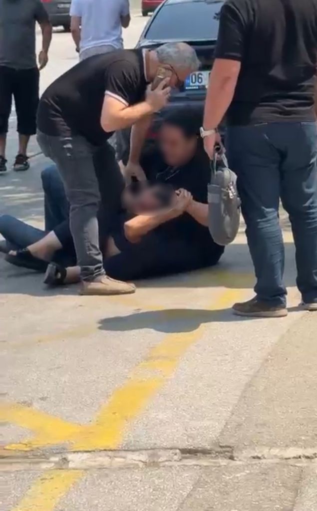 Eski Kocasını Cadde Ortasında Evire Çevire Dövdü! AW511808 04 - Marmara Bölge Gazetesi