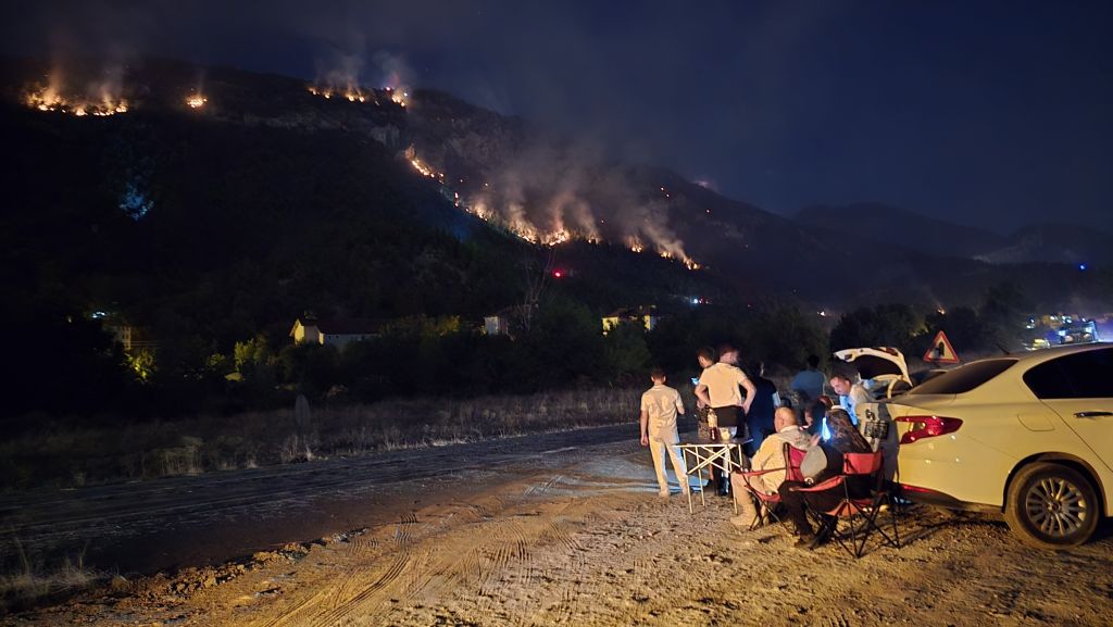 Mahalle Yanarken Saçlarını Taradılar! AW513114 02 - Marmara Bölge Gazetesi