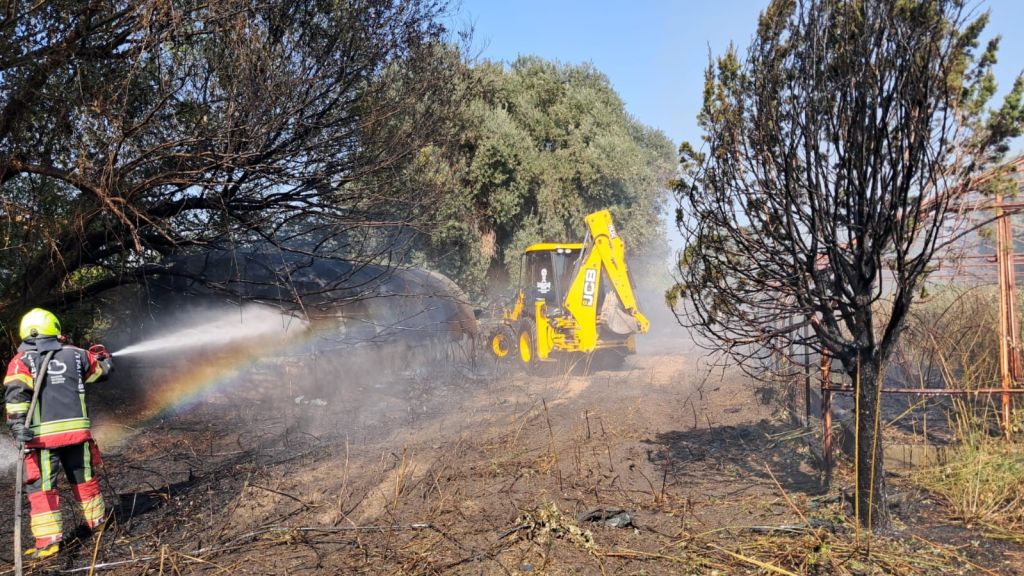 Balıkesir'in Gömeç ilçesinde henüz belirlenemeyen bir nedenle çıkan arazi yangını,