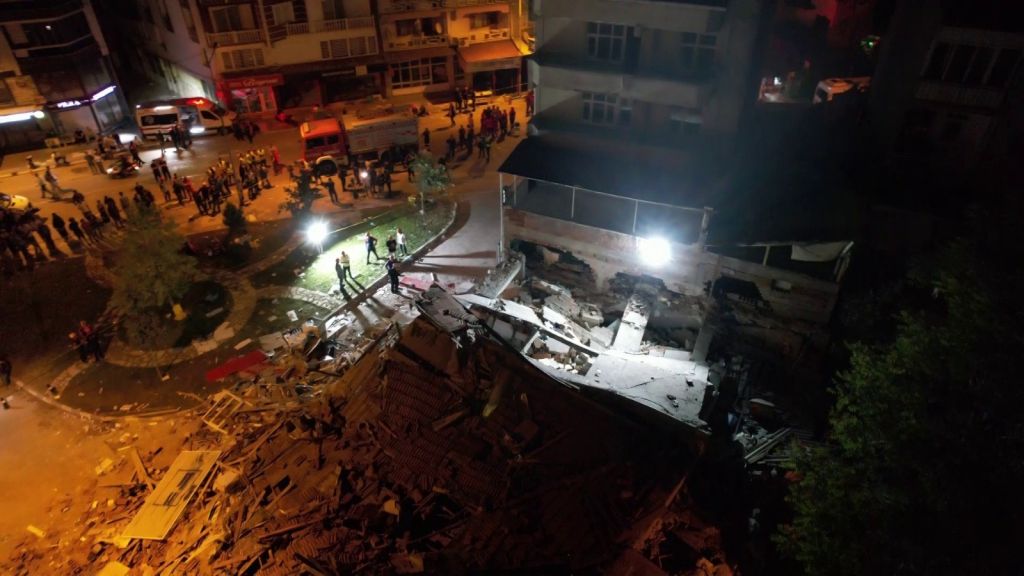 Sındırgı Depreminde Enkaz Havadan Görüntülendi AW514885 02 - Marmara Bölge Gazetesi