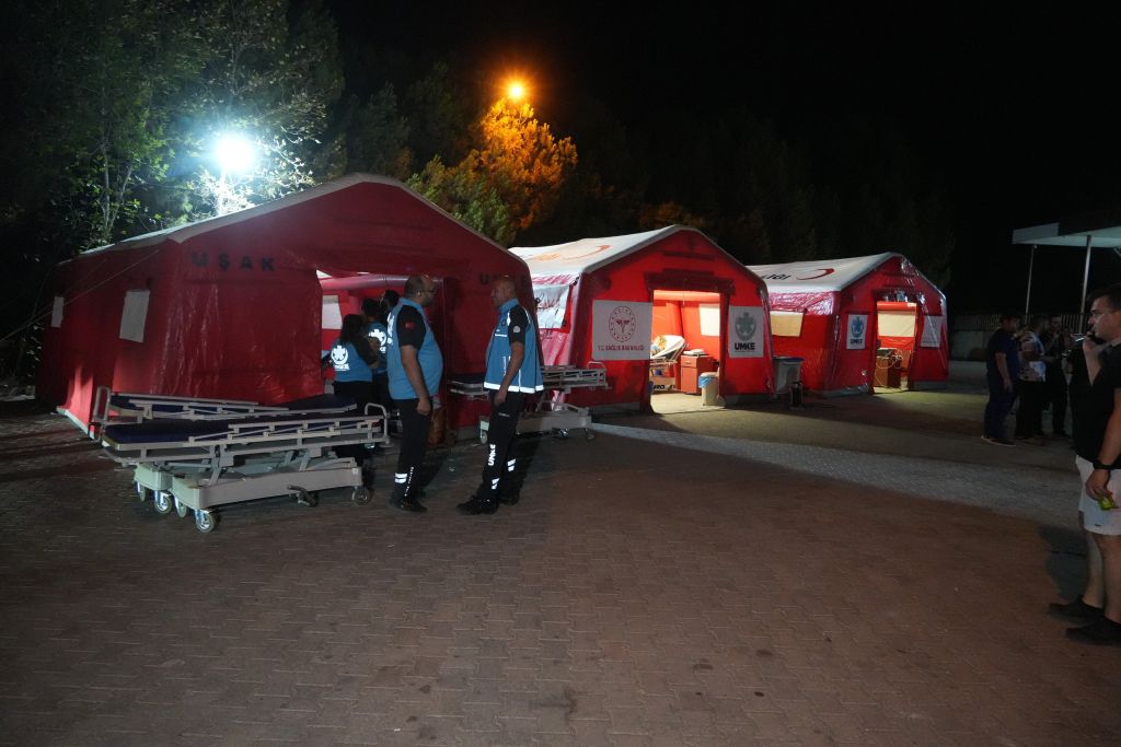 Sındırgı Depreminde Hastalar Nakledildi, Vatandaşlar Geceyi Stadyumda Geçirdi AW514892 02 - Marmara Bölge Gazetesi