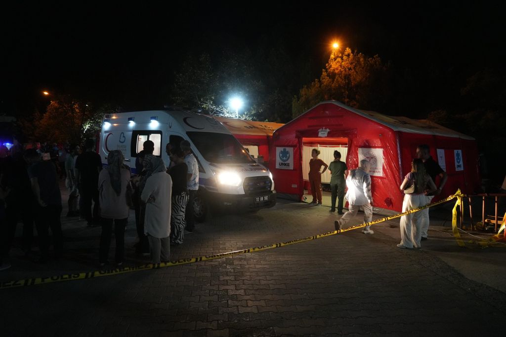 Sındırgı Depreminde Hastalar Nakledildi, Vatandaşlar Geceyi Stadyumda Geçirdi AW514892 03 - Marmara Bölge Gazetesi