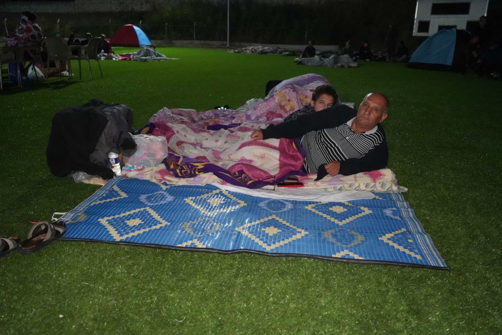 Sındırgı Depreminde Hastalar Nakledildi, Vatandaşlar Geceyi Stadyumda Geçirdi AW514892 07 min - Marmara Bölge Gazetesi