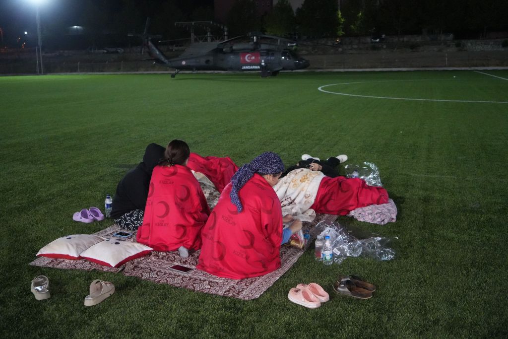 Sındırgı Depreminde Hastalar Nakledildi, Vatandaşlar Geceyi Stadyumda Geçirdi AW514892 10 min - Marmara Bölge Gazetesi