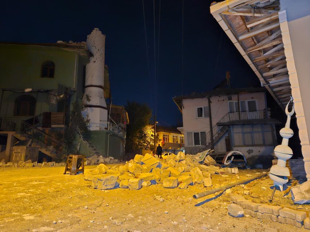 Sındırgı’da Deprem Panik Yarattı: Minare Yıkıldı, Evler Çöktü AW514897 02 - Marmara Bölge Gazetesi