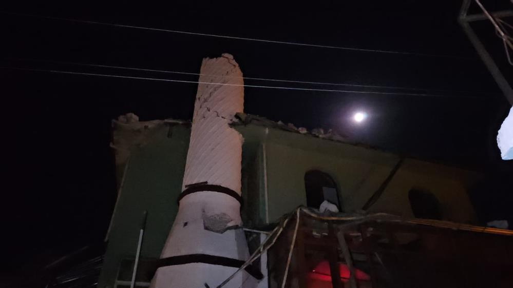Sındırgı’da Deprem Panik Yarattı: Minare Yıkıldı, Evler Çöktü AW514897 05 - Marmara Bölge Gazetesi