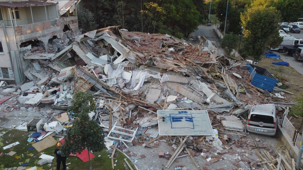 Balıkesir’in Sındırgı ilçesinde meydana gelen 6.1 büyüklüğündeki deprem, ilçe merkezinde