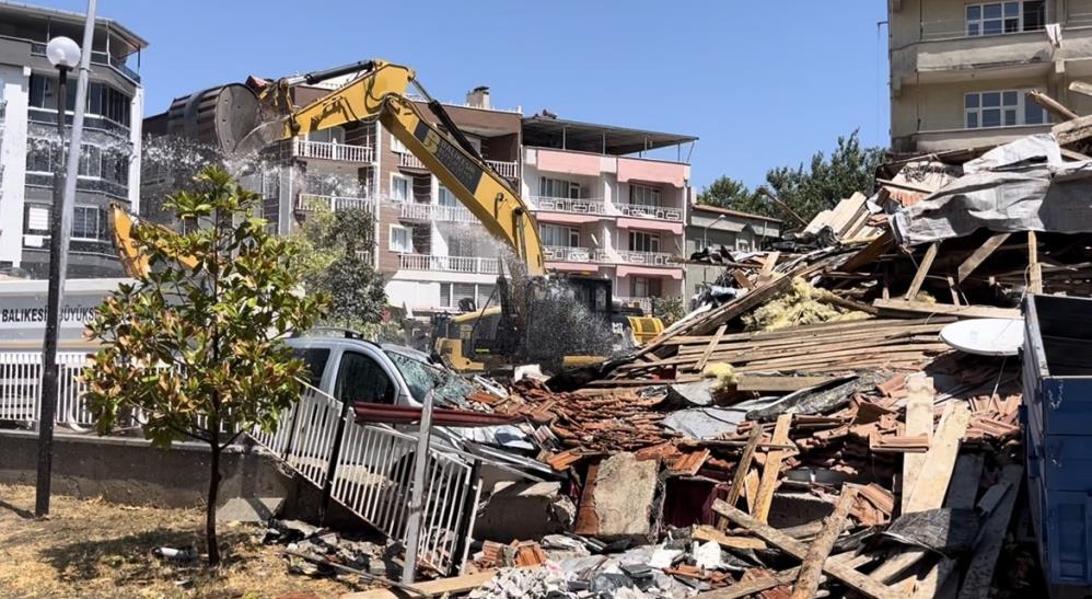 Balıkesir’in Sındırgı ilçesinde dün meydana gelen 6.1 büyüklüğündeki depremin ardından