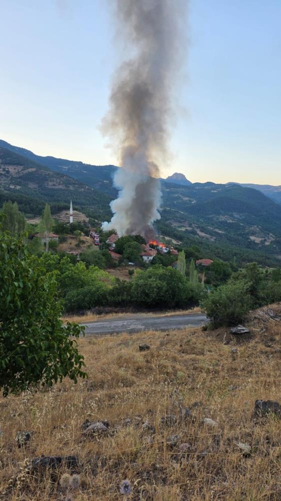Bigadiç’te Ambar Yangını Köy Evlerini Sardı! AW515654 03 - Marmara Bölge Gazetesi