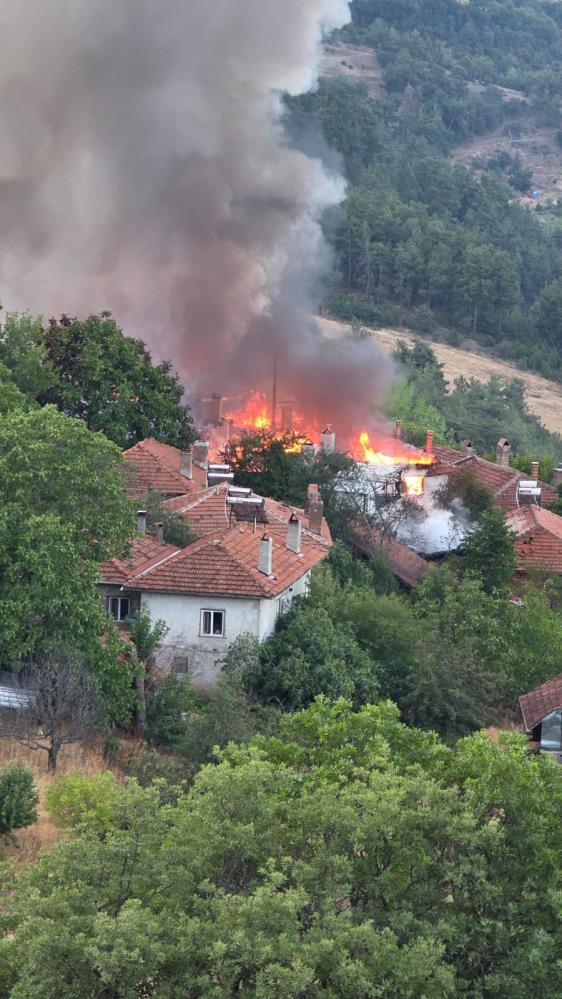 Bigadiç’te Ambar Yangını Köy Evlerini Sardı! AW515654 04 - Marmara Bölge Gazetesi