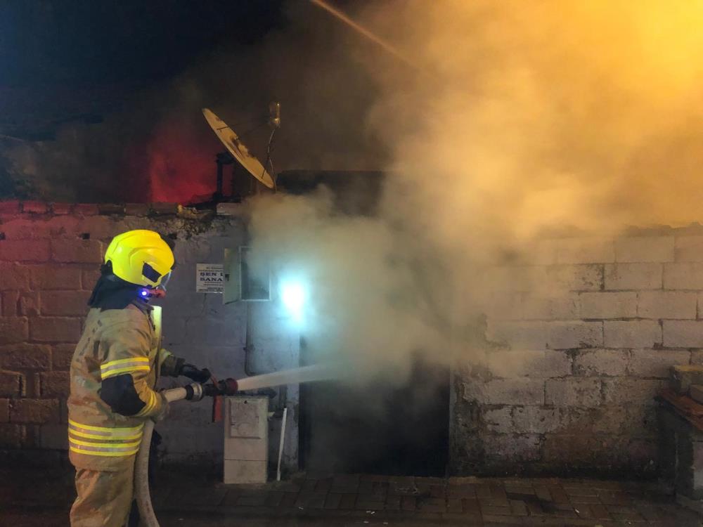 Balıkesir’in Gönen ilçesinde bir evde çıkan yangın, itfaiye ekiplerinin hızlı