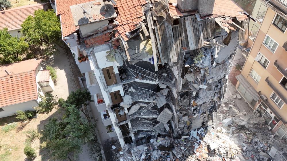 Sındırgı’da Depremde Hasar Gören Binaların Yıkımı Başladı AW518313 02 - Marmara Bölge Gazetesi