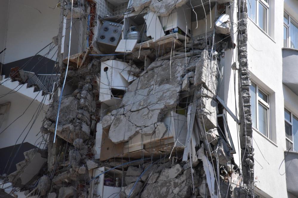 Sındırgı’da Depremde Hasar Gören Binaların Yıkımı Başladı AW518313 03 - Marmara Bölge Gazetesi