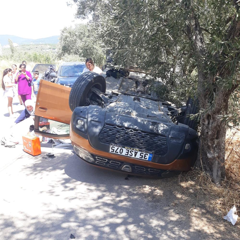 Balıkesir’in Erdek ilçesinde meydana gelen trafik kazasında otomobilin zeytin ağacına
