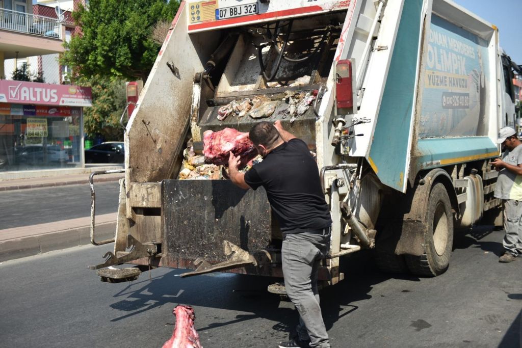 Türkiye’nin Turizm Başkentinde Gıda Skandalı! Denetimde Hamam Böcekleri, Dana Kelleleri ve Tavuk Bacakları Çıktı! AW520564 01 - Marmara Bölge Gazetesi