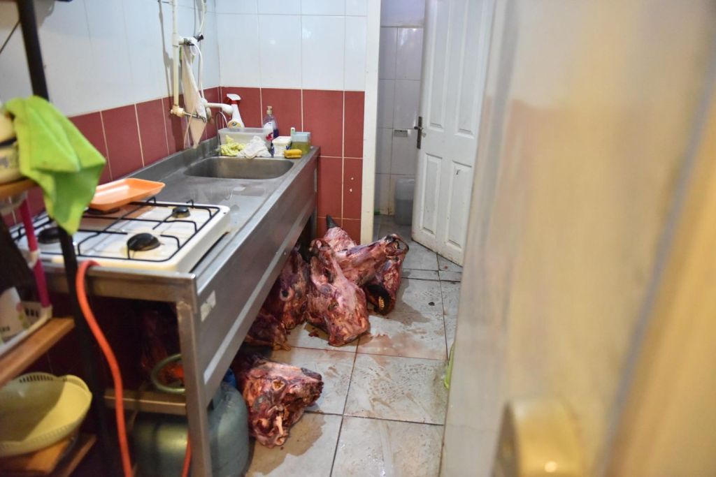 Türkiye’nin Turizm Başkentinde Gıda Skandalı! Denetimde Hamam Böcekleri, Dana Kelleleri ve Tavuk Bacakları Çıktı! AW520564 02 - Marmara Bölge Gazetesi