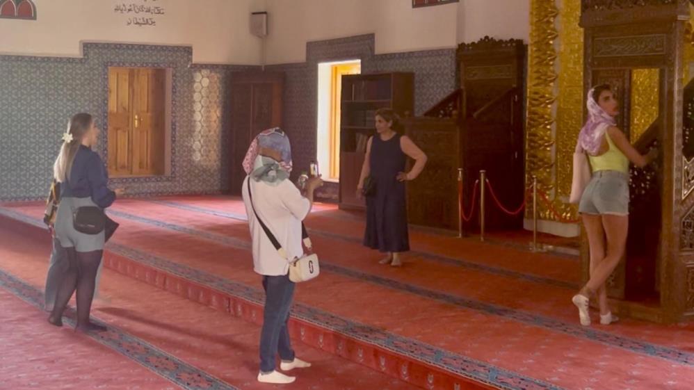 Hüsrev Paşa Camii’nde Şort Tartışması AW520951 01 - Marmara Bölge Gazetesi