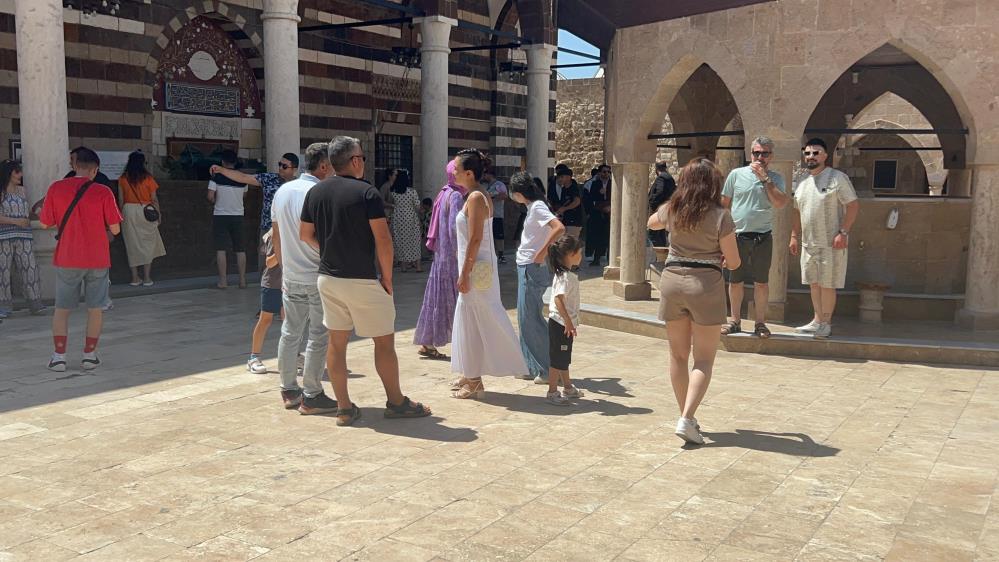 Hüsrev Paşa Camii’nde Şort Tartışması AW520951 02 - Marmara Bölge Gazetesi