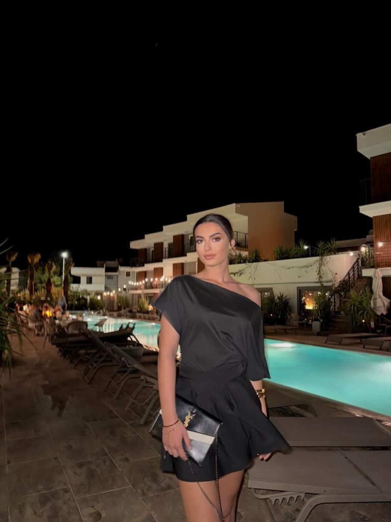 İngiliz Fotomodel Ayvalık’ta Aşkı Buldu! AW523509 02 - Marmara Bölge Gazetesi