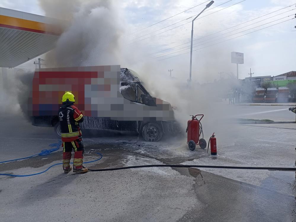 Balıkesir’de Akaryakıt İstasyonunda Araç Yangını AW525944 01 - Marmara Bölge Gazetesi
