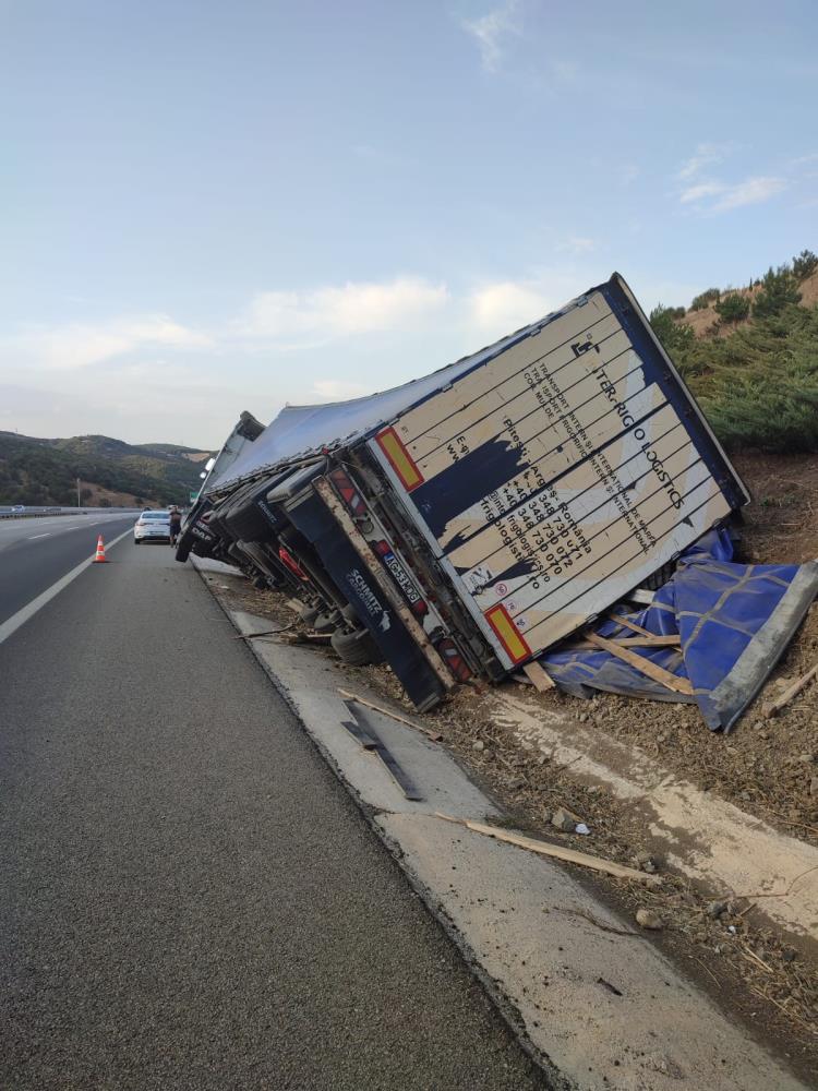 Balıkesir-Bursa Yolunda Dehşet! Tır Yan Yattı AW526403 02 - Marmara Bölge Gazetesi