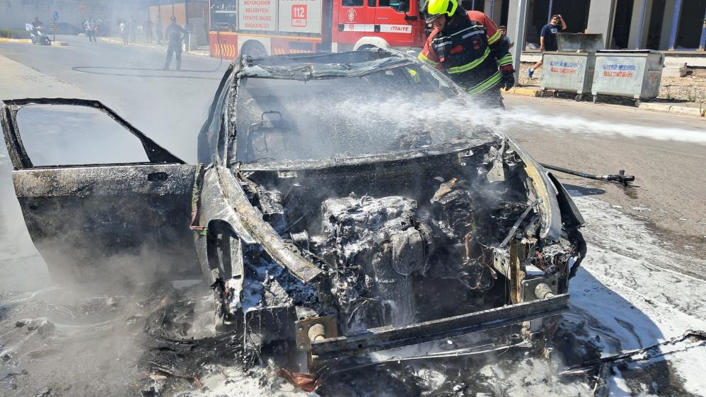 Balıkesir’in Altıeylül ilçesine bağlı Plevne Mahallesi’nde park halinde duran bir