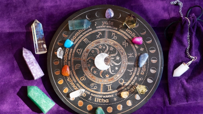 Bazı burçlar vardır ki içten içe yıkılsalar da dışarıya dimdik