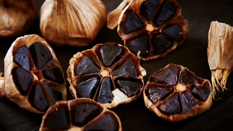 Kastamonu Taşköprü’de kilosu 25 liradan hasat edilen beyaz sarımsak, fermantasyon