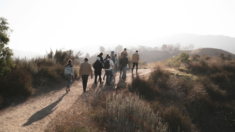 Sabahın ilk ışıklarıyla yapılan yürüyüşler, ardından denize girmenin serinliği… Bu