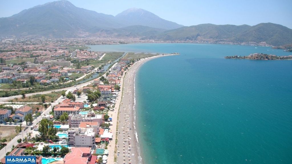 Fethiye’nin en gözde sahillerinden biri olan Çalış Plajı, turkuaz denizi,