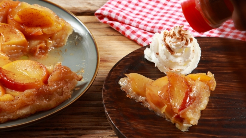 Fransız mutfağının ikonik tatlısı tarte tatin, doğru meyve ve karamel