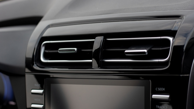 Yaz sıcağında araçta serin kalmak için klimaya mahkûm değilsiniz. Basit