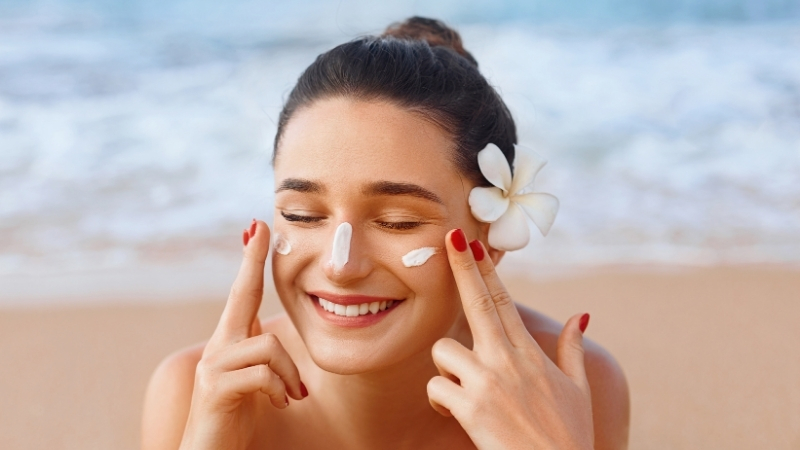 Bazı popüler tatil destinasyonlarında güneş kremi kullanmak artık yasak ve