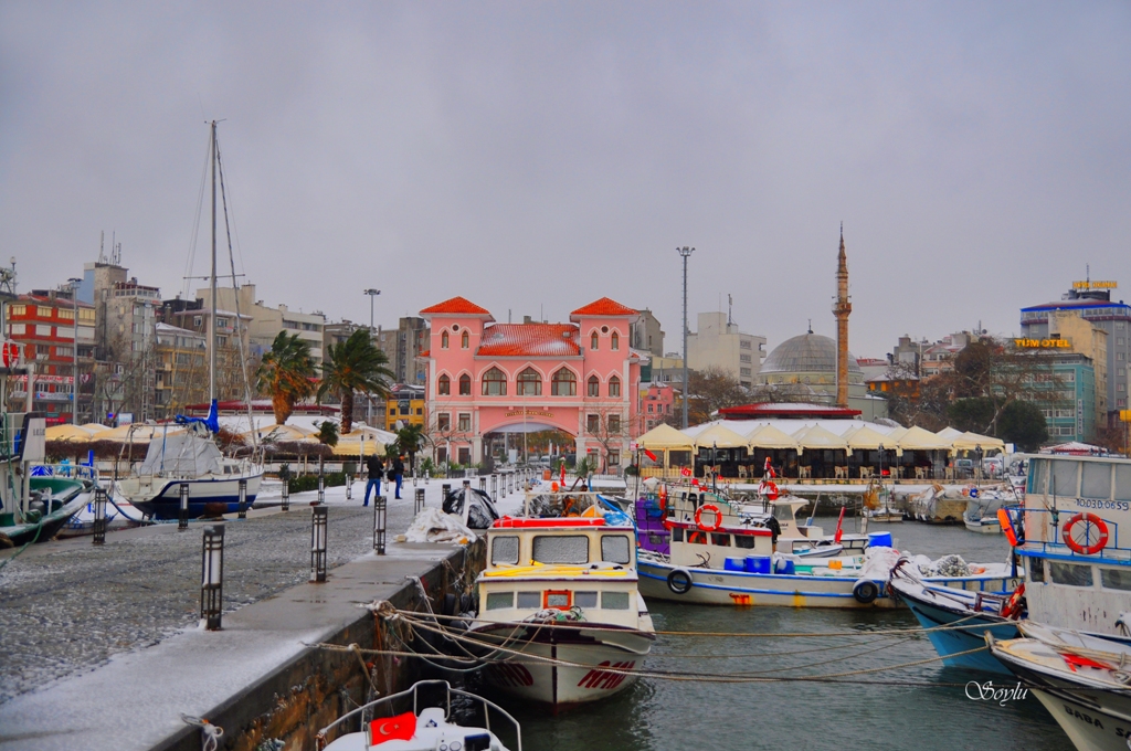 Bandırma Belediyesi, kent genelinde başlattığı altyapı ve çevre düzenleme çalışmalarını