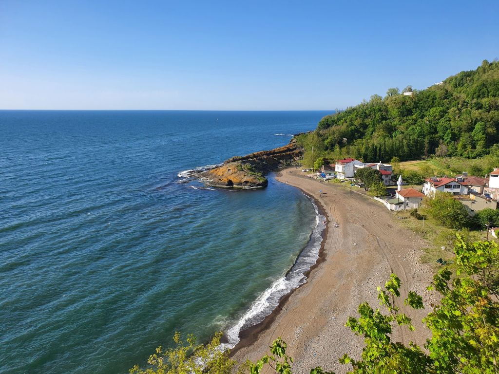 Altın sarısı kumsalı, cam gibi berrak denizi ve sessiz atmosferiyle
