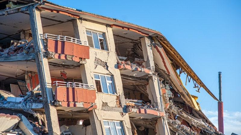 Balıkesir’in Sındırgı ilçesinde yaşanan depremler, şehirde yapılaşma anlayışını yeniden tartışmaya