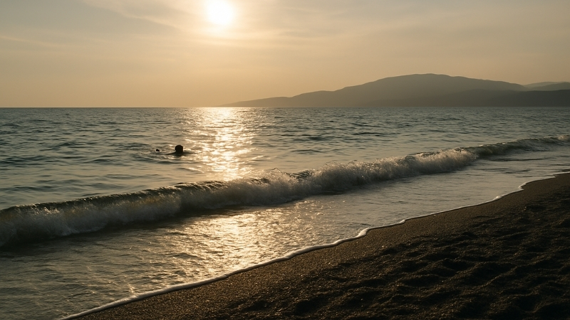 Balıkesir’in Edremit ilçesinde yer alan Altınkum Plajı, altın sarısı kumsalı