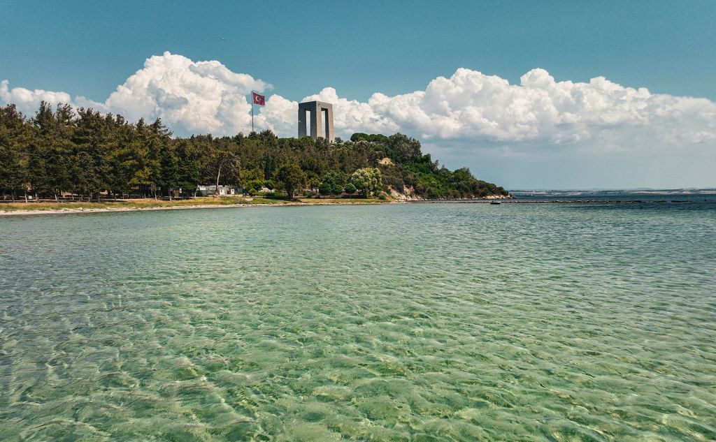 Tarihiyle hüzünlendiren, berrak deniziyle büyüleyen Morto Koyu, Gelibolu Yarımadası’nda hem