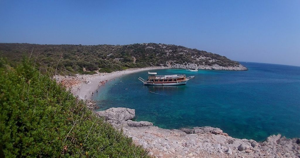 İzmir’in gizli güzelliklerinden biri olan Merdivenli Harabeler Koyu, hem tarihi