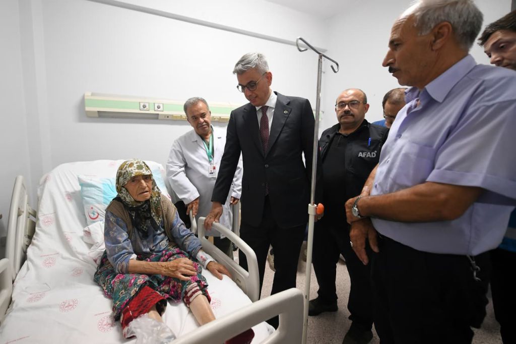 Balıkesir’in Sındırgı ilçesinde meydana gelen deprem sonrası yaralanan vatandaşlar, Balıkesir