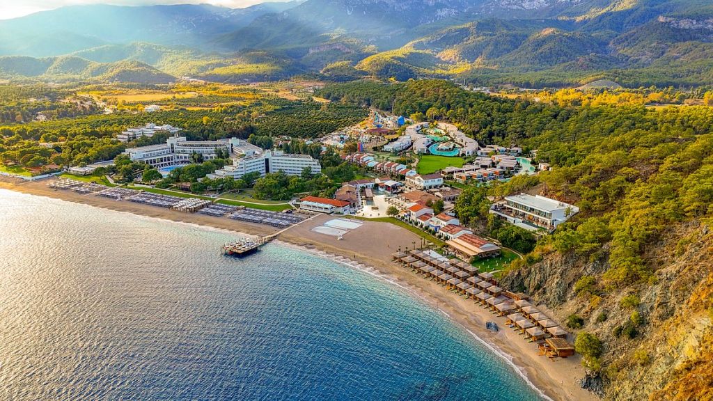 Antalya’nın Kemer ilçesinde, Kemer Marina’nın hemen yanında yer alan Ayışığı