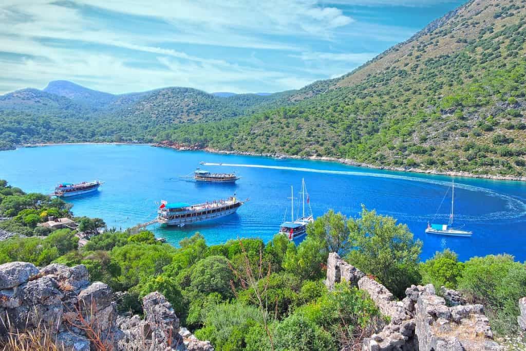 Muğla’nın Fethiye ilçesine bağlı Ölüdeniz beldesinde yer alan Gemiler Koyu,