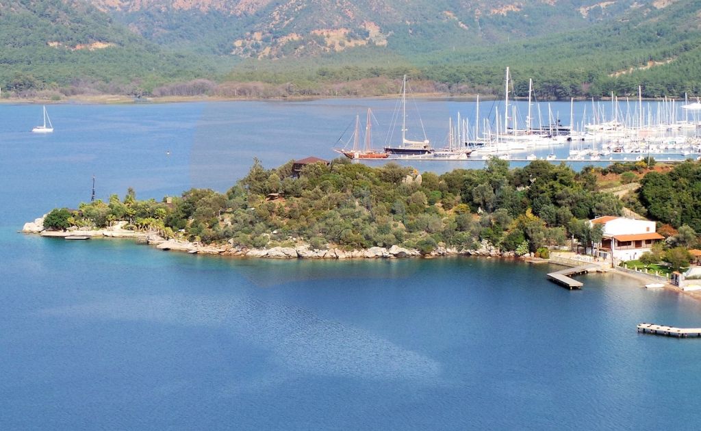 Muğla’nın Marmaris ilçesinde yer alan Cennet Adası Plajı, turkuaz suları