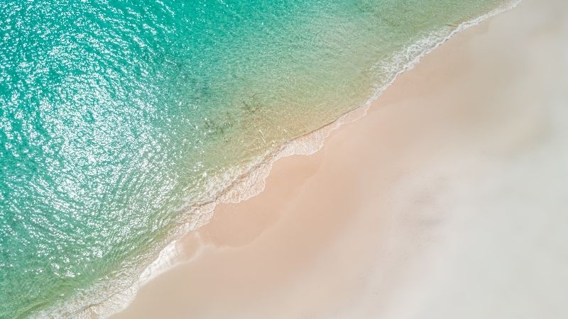 Ayvalık’ın merkezine yalnızca 3 kilometre mesafede yer alan Armutçuk Plajı,