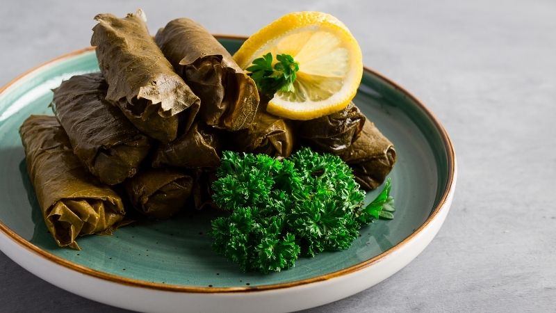 Türk mutfağının en sevilen geleneksel yemeklerinden biri olan sarma, hem