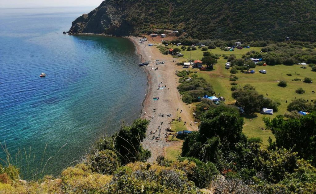 Çanakkale’nin Ezine ilçesine bağlı Karaağaç Koyu Plajı, sessizliği ve doğallığıyla