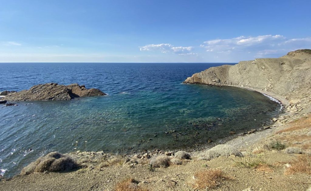 Eceabat’ta yer alan Kemikli Plajı, tertemiz denizi ve altın sarısı